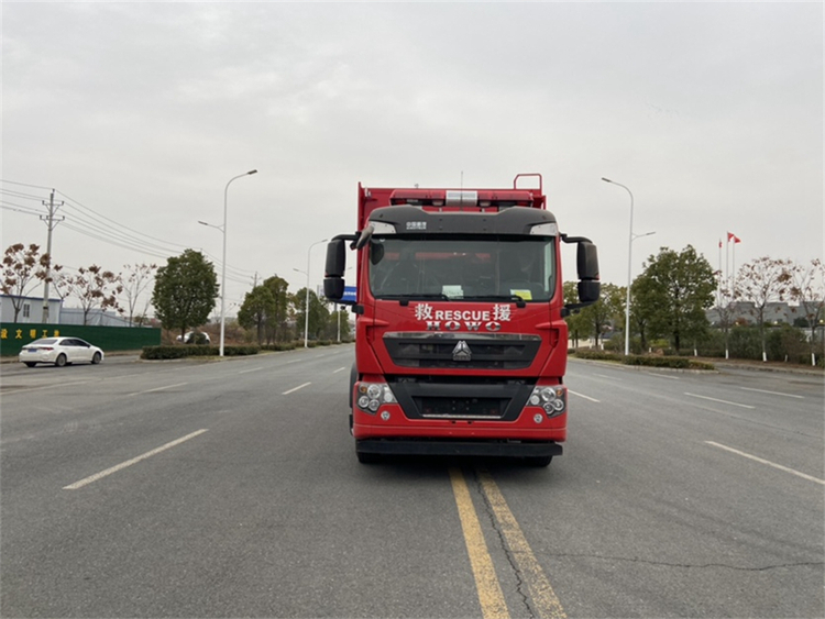 重汽豪沃宿营车